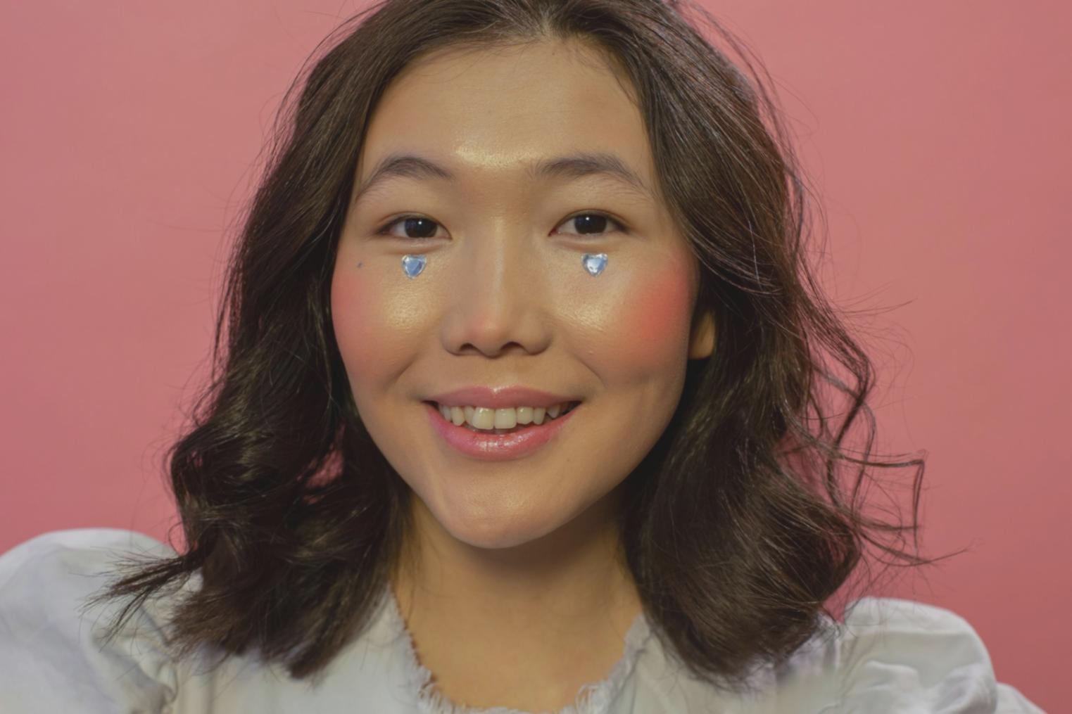 Sessione di makeup artistry professionale in corso