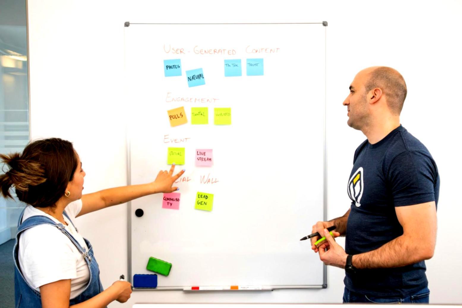 Ambiente professionale del nostro studio makeup con illuminazione studiata e postazione di lavoro