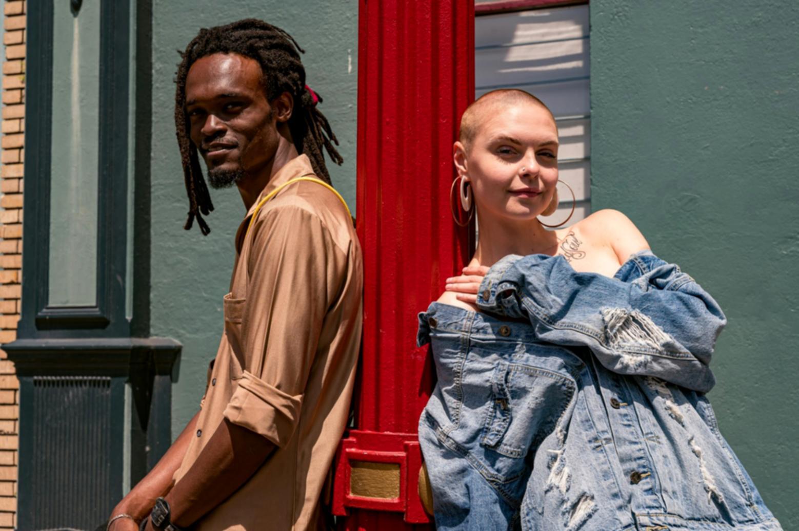 Kit professionale di makeup con pennelli e palette organizzati su superficie pulita