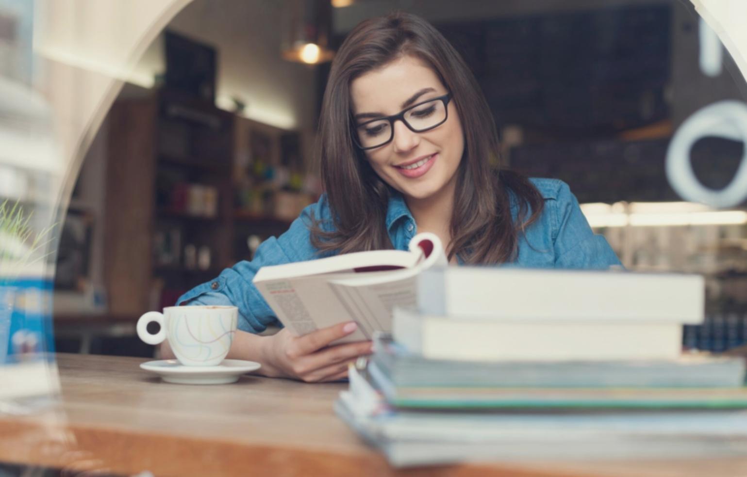 Laboratorio pratico di makeup artistry con strumenti professionali