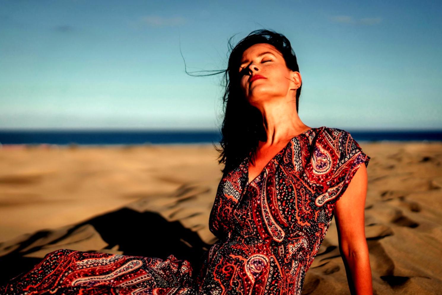 Dettaglio artistico di strumenti e prodotti makeup professionali utilizzati dal nostro team